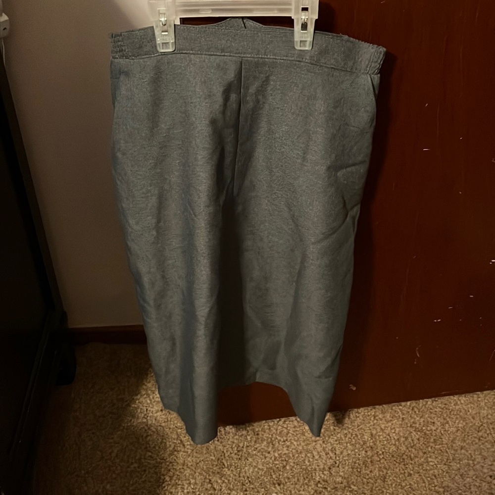 Womens size 14 gray skirt with button and zipper closure and elastic on sides